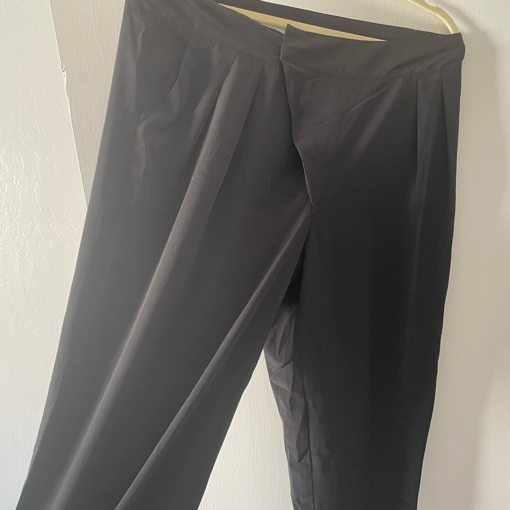 Cropped thin polyester pant.